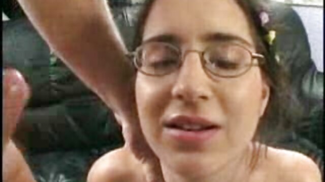 ブロンドは男のコックを吸って、彼をソファの上で性交させました。 女性 向け 無 修正 エロ 動画