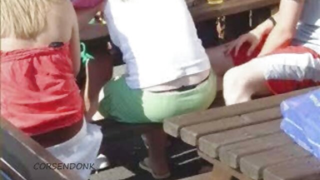 膣内でブルネットを揚げ、彼女のおっぱいに来る。 女性 の 為 の 無料 エロ