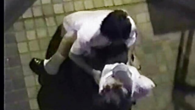 男は彼のブロンドのドレスを持ち上げ、残酷にお尻の革の椅子の上に癌で彼のコックを犯した 女性 向け アダルト 無 修正