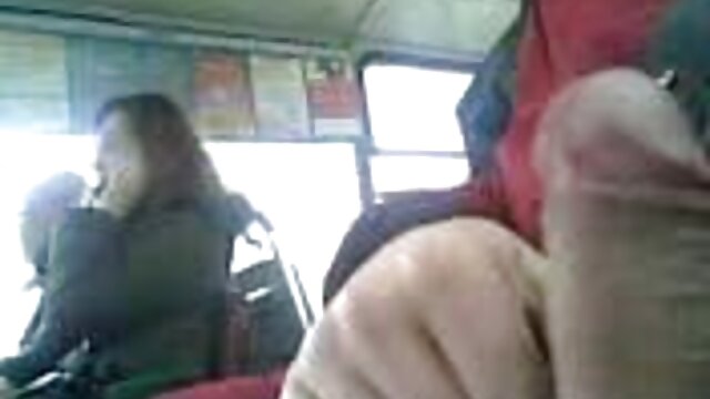 巨乳の女性が吸って、サウナでおっぱいの間で自慰行為をしている 女性 の 為 の エッチ 無料 動画
