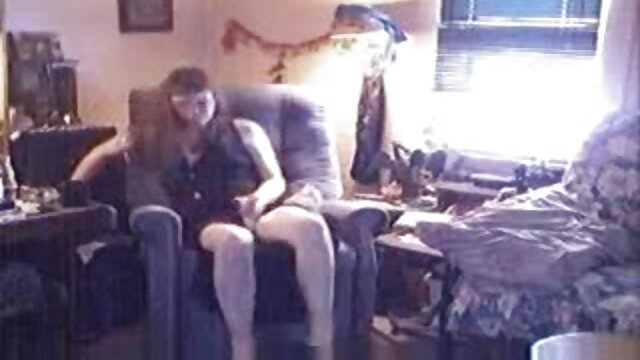 彼のズボンを脱ぐことなく、赤いセーターでセクシーなラテン系の癌を性交する男 女の子 の 為 の アダルト 動画