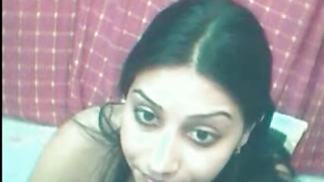 ベッドの上の白い部屋の女性は、癌を持つ黒人男性に引き渡します。 えろ 動画 女性 用